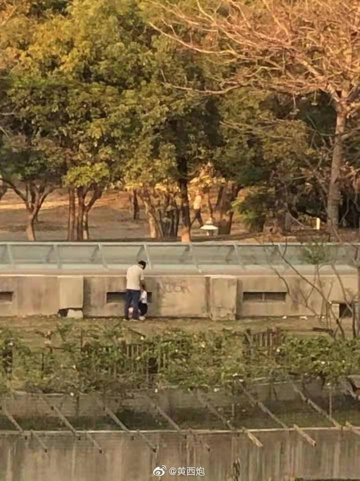 轻松一刻:妙龄少女上头喝醉,老艺术家公关落泪 轻松一刻:妙龄少女上头喝醉,老艺术家公关落泪