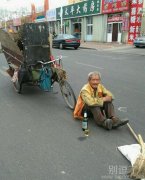 一个搞笑的大爷。 一个搞笑的大爷。
