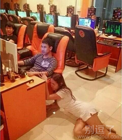 在网吧玩游戏的人。。 在网吧玩游戏的人。。