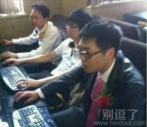 正在玩游戏的新郎。 正在玩游戏的新郎。