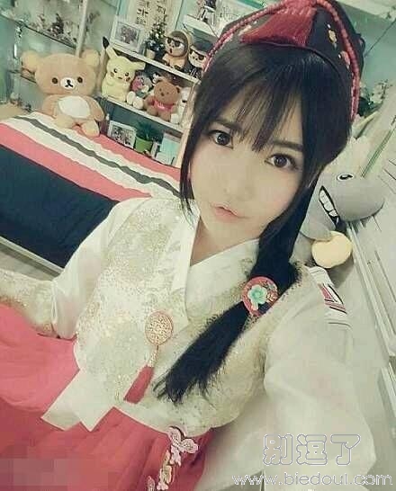 妹子这样卖萌男人是受不了的