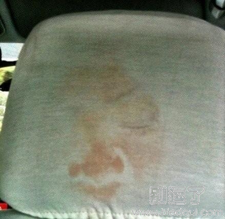 出租车上看见前排靠背这么一张脸。肯定是个美女