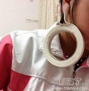 耳朵贴个胶带是干啥呢