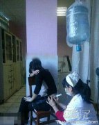 这点滴的桶子怎么这么大