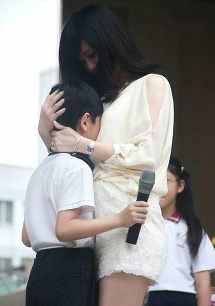 老师的安慰方式让我流鼻血了!别羡慕我儿子呀 老师的安慰方式让我流鼻血了!别羡慕我儿子呀