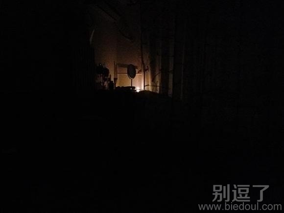 你右首有一支蜡烛,请递给我 你右首有一支蜡烛,请递给我