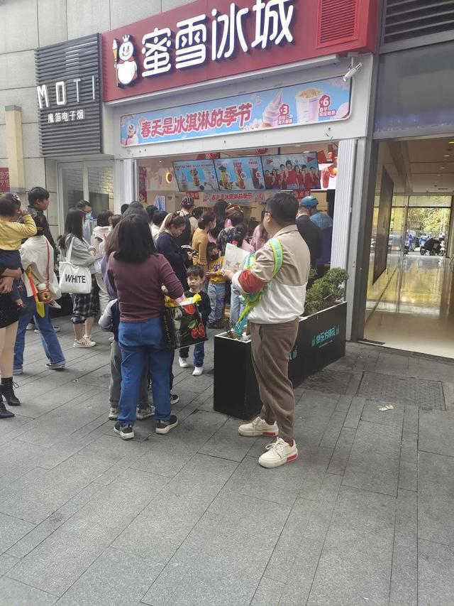 给妻子发信息,手一滑发给了老板娘,她回道:改日吧 给妻子发信息,手一滑发给了老板娘,她回道:改日吧