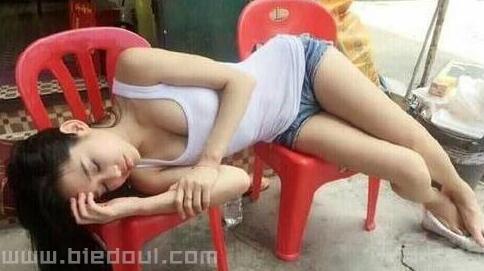 妹子太困睡着了 妹子太困睡着了