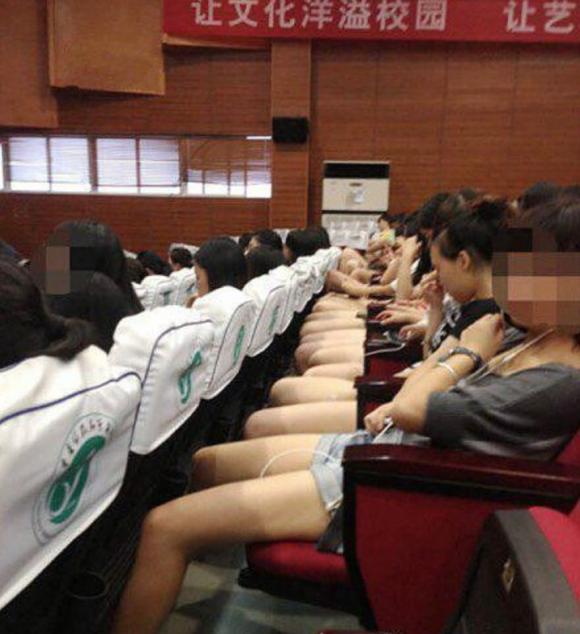 夏天到了一片大白腿 夏天到了一片大白腿