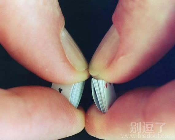 这是用指甲打的扑克？