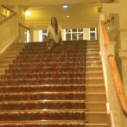 看我给你表演一字马下楼梯