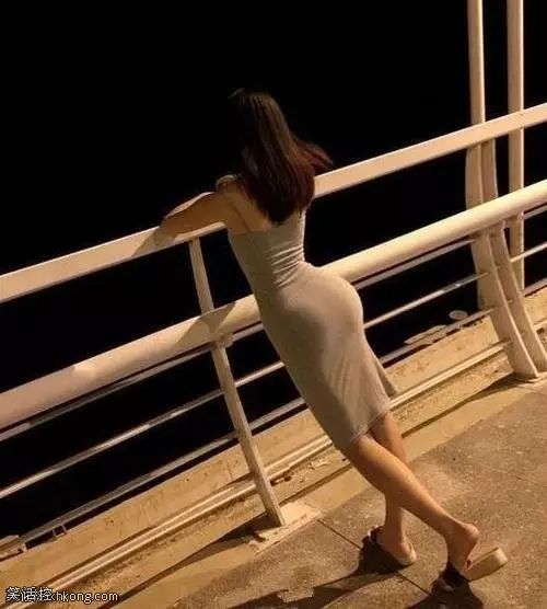 天黑了,路边遇到个美女,我不淡定了! 天黑了,路边遇到个美女,我不淡定了!