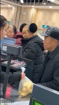调皮的大爷，年轻的时候肯定是坐在教室后面的