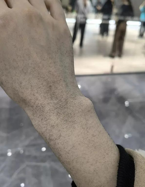跟闺蜜吐槽误发给了领导,尴了个尬,哈哈哈就问明天怎么见领导 跟闺蜜吐槽误发给了领导,尴了个尬,哈哈哈就问明天怎么见领导