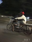这位大爷骑车的样子很是屌