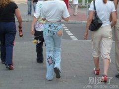 很流行的破洞裤。