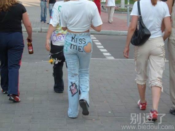 很流行的破洞裤。