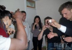 是哥们干了这杯酒 是哥们干了这杯酒
