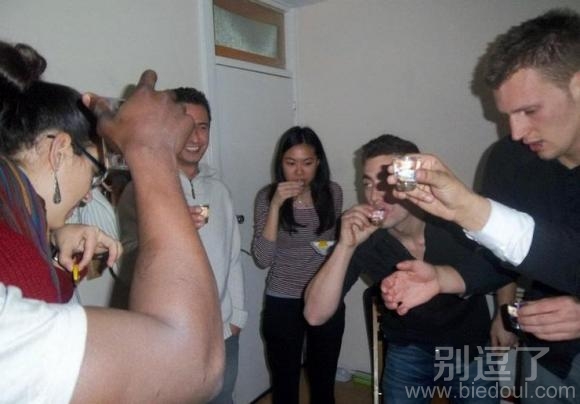 是哥们干了这杯酒 是哥们干了这杯酒