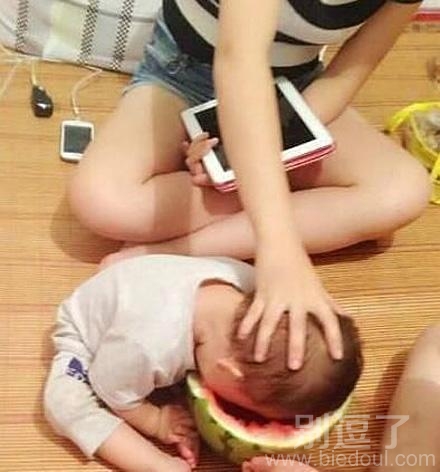 一个妈妈和他的孩子。