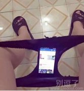 上厕所看手机的方法。