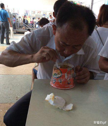 “一千万的现金和十万的月薪,你选哪个?”还用问吗?哈哈哈哈哈 “一千万的现金和十万的月薪,你选哪个?”还用问吗?哈哈哈哈哈