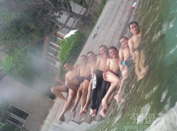 一群搔首弄姿的哥们。 一群搔首弄姿的哥们。