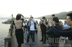 放大看，美女背上有亮点哦！