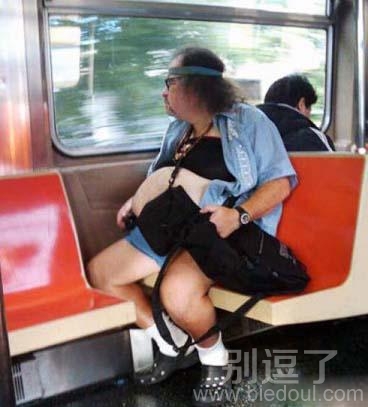 坐在公交车上的大哥。