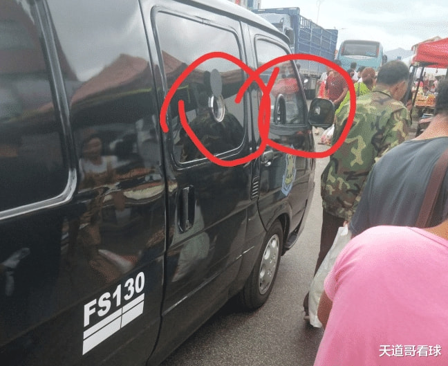 “押运车上的两个洞是干嘛的?”哈哈哈触及到知识盲区了 “押运车上的两个洞是干嘛的?”哈哈哈触及到知识盲区了