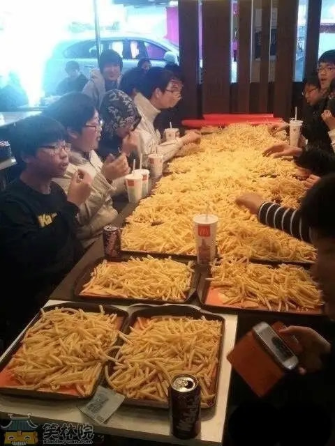 轻松一刻:给汽车加食用油,这招到底能不能行? 轻松一刻:给汽车加食用油,这招到底能不能行?