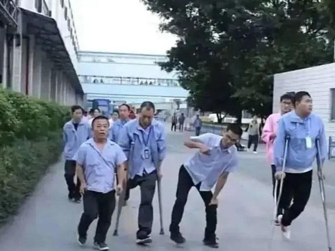 轻松一刻:给汽车加食用油,这招到底能不能行? 轻松一刻:给汽车加食用油,这招到底能不能行?