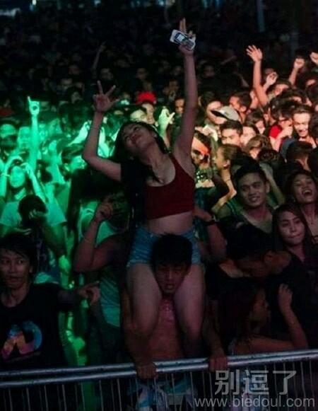 一对情侣的故事。。