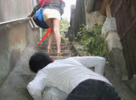 夏天美女们出门防走光 夏天美女们出门防走光