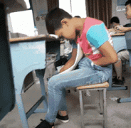 骚年你这手在做什么？