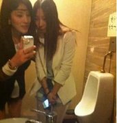 爆笑内涵：男厕所升级为最佳自拍地点。。。