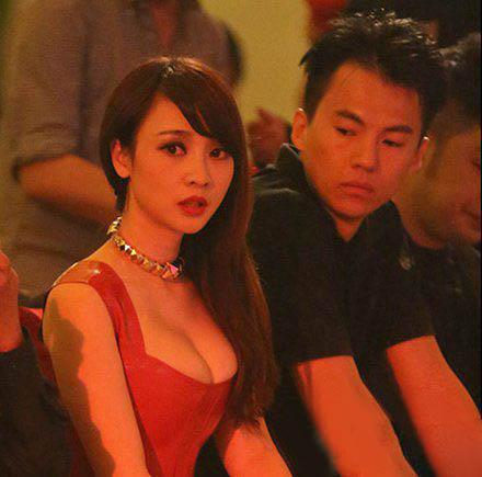 柳岩的完美身材,小弟忍不住偷看了了 柳岩的完美身材,小弟忍不住偷看了了
