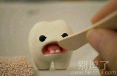 一个白白的牙齿。 一个白白的牙齿。