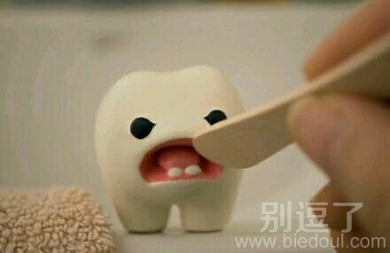 一个白白的牙齿。 一个白白的牙齿。