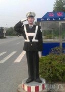 迷路了，终于看见一个警察