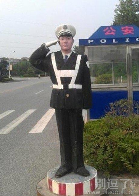 迷路了，终于看见一个警察