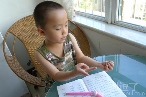 请问小李一共亏了多少钱？