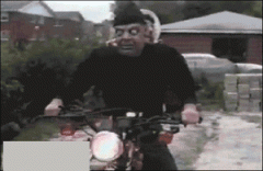 这样开车容易被抓啊，小伙子