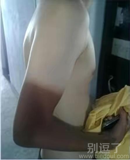 哥们黑黑的胳膊。。