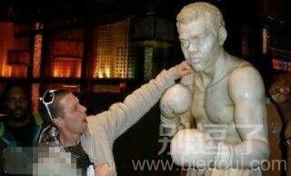 少年你没吃药吧。