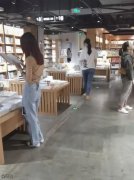 这个书店看起来都很热