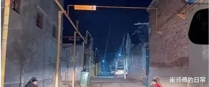 当你夜里开车回家,一开车灯尴尬的事情出现了!此时你会怎么做? 当你夜里开车回家,一开车灯尴尬的事情出现了!此时你会怎么做?