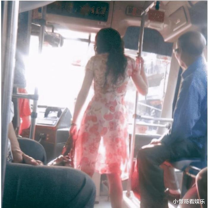 “妹子,穿裙子时一定不要站在强光下,你大爷都看得目光呆滞了...”哈哈哈哈~ “妹子,穿裙子时一定不要站在强光下,你大爷都看得目光呆滞了...”哈哈哈哈~
