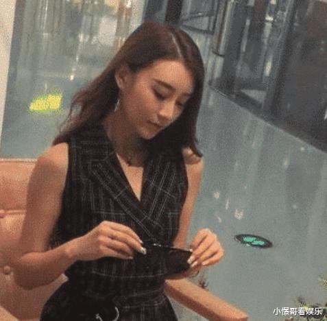“妹子,穿裙子时一定不要站在强光下,你大爷都看得目光呆滞了...”哈哈哈哈~ “妹子,穿裙子时一定不要站在强光下,你大爷都看得目光呆滞了...”哈哈哈哈~