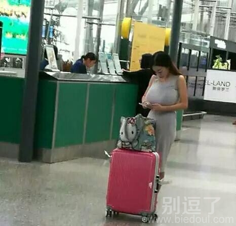 第一眼看到的肯定不是包包 第一眼看到的肯定不是包包